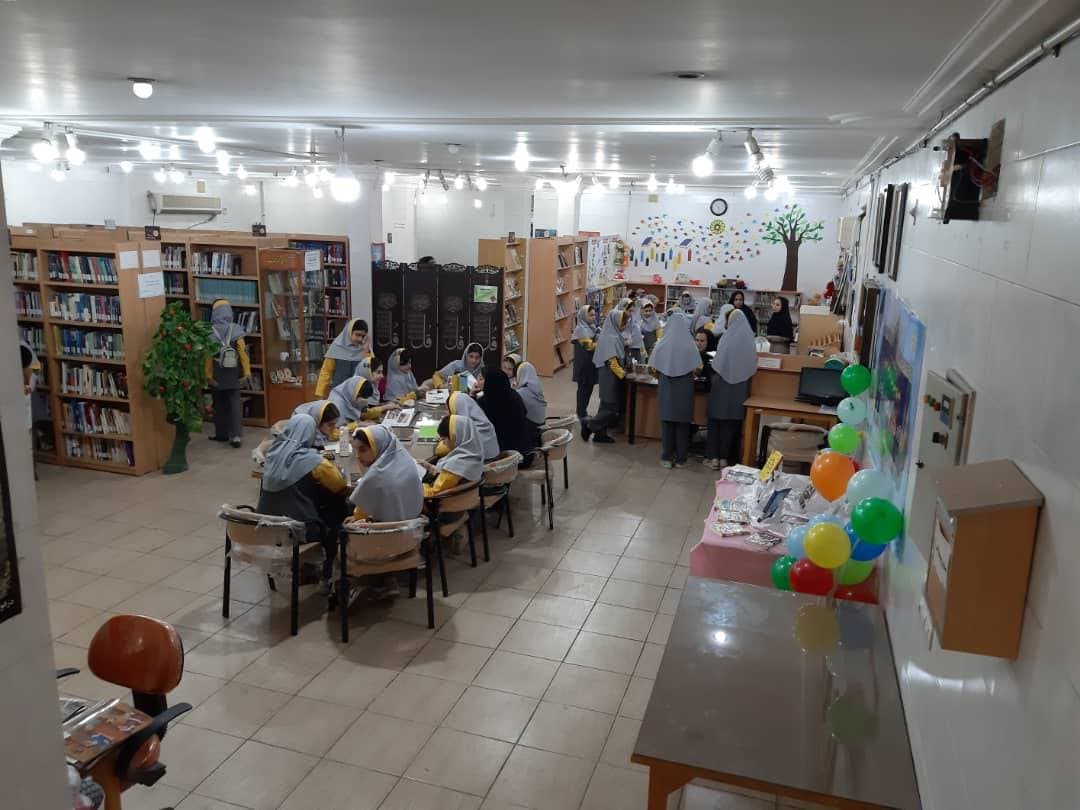 بازدید دانش اموزان از کتابخانه عمومی شهر